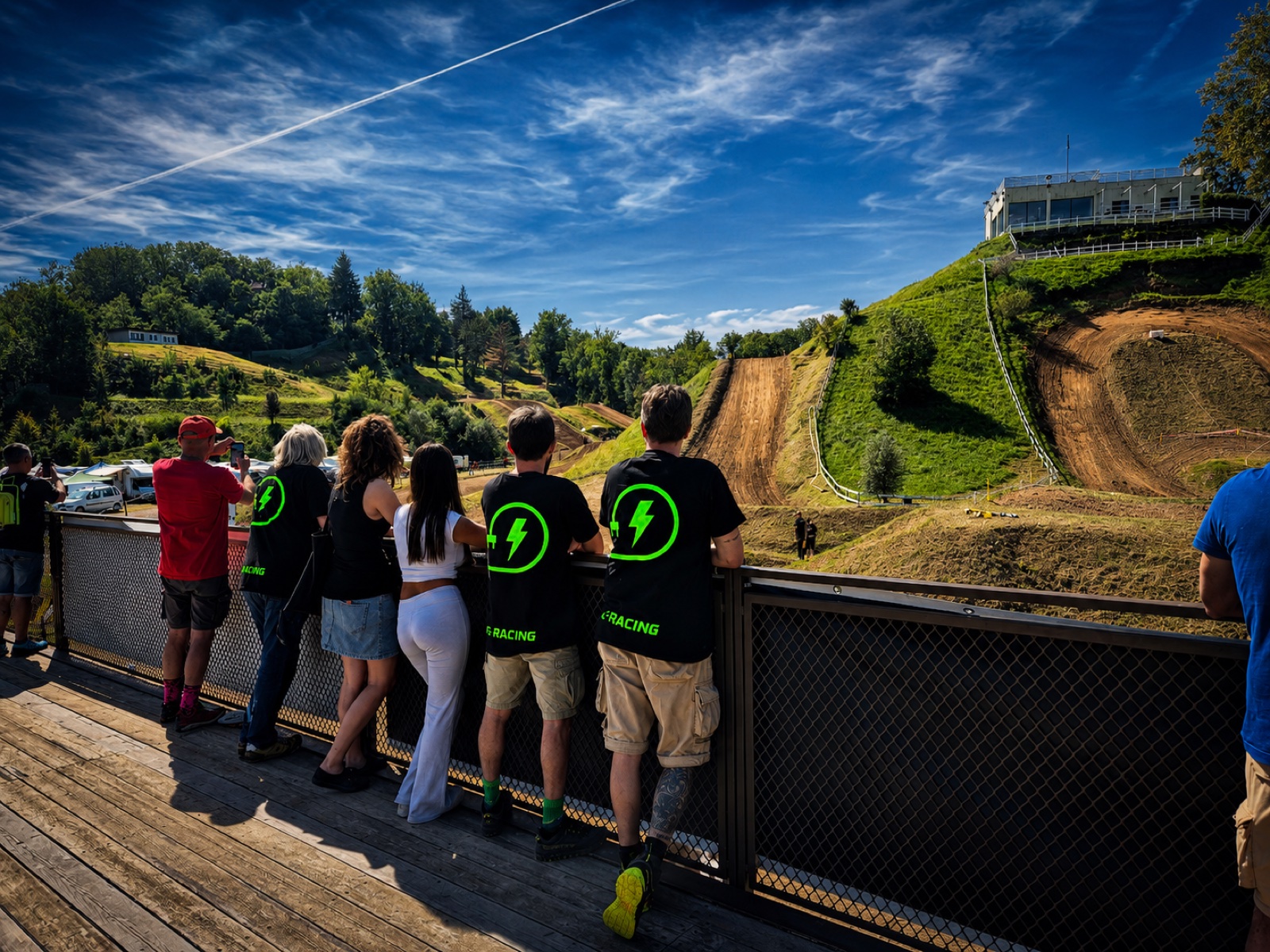 Gruppo E-Racing osserva la pista del Flow Ride Park dal belvedere