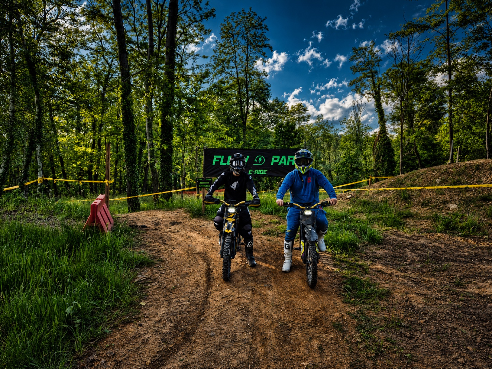 Due rider all’ingresso del Flow Ride Park immerso nel bosco
