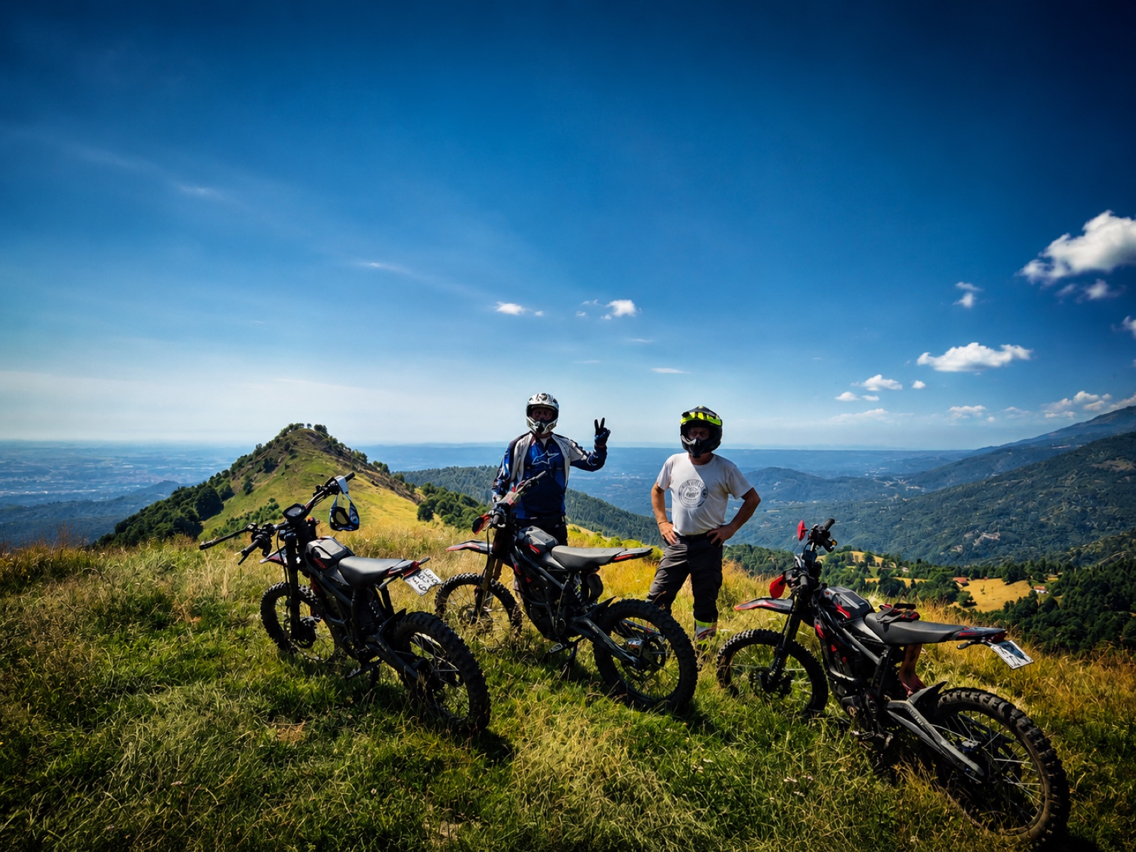 Due rider in cresta sulle montagne della Valsesia, panorama mozzafiato